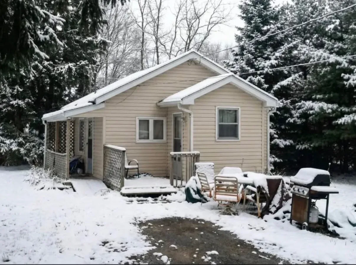 Cash home purchase, Dubuque, Iowa A single-family home in Dubuque, Iowa, the kind of as-is property Cash For Homes Iowa buys for cash.